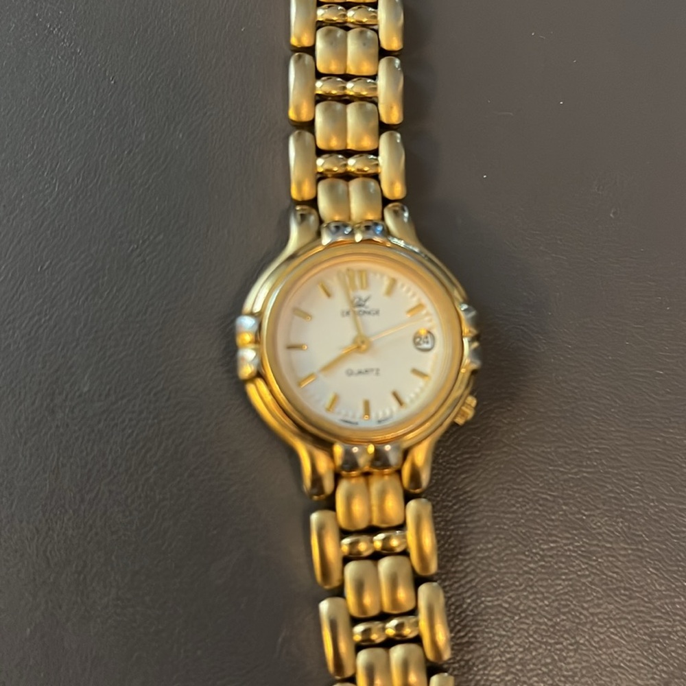 Elegant Delonge quartz Gold Women's Watch
A great Christmas gift!!!!